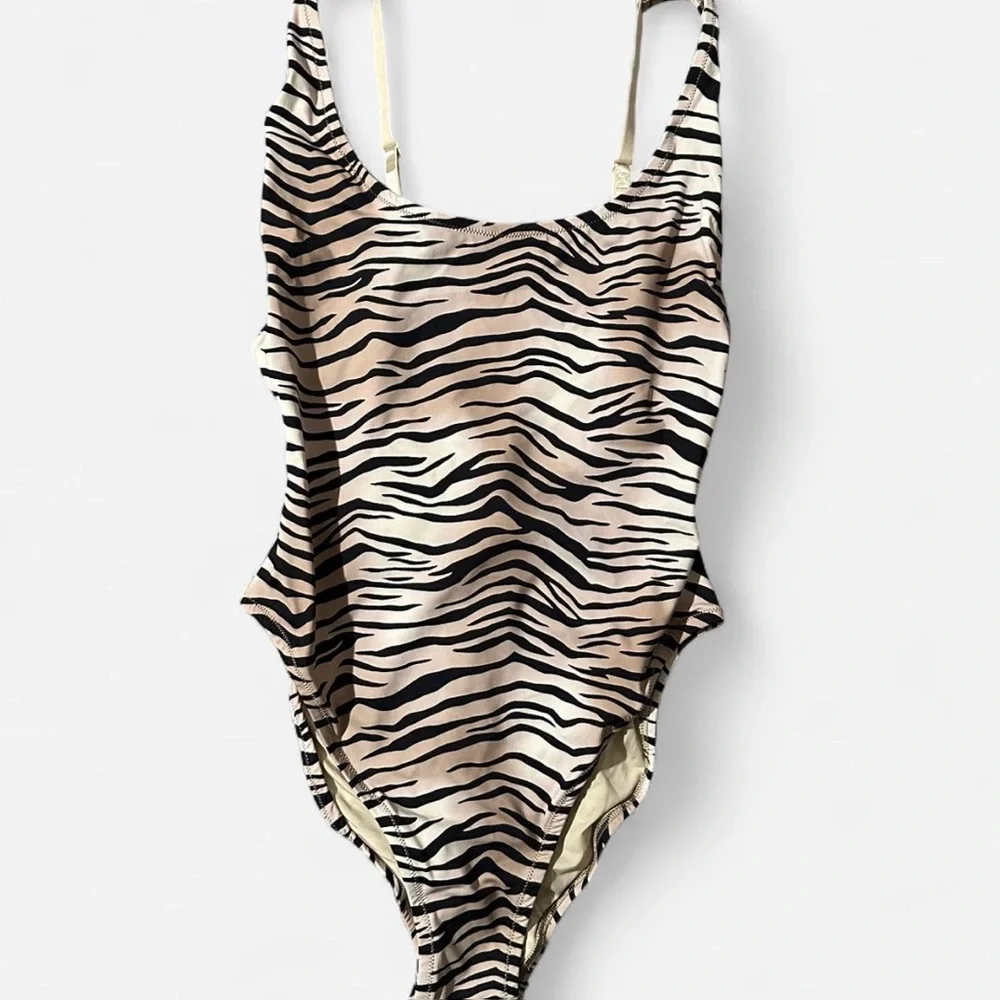 SKIMS *NWT SIGNATURE SWIM SCOOP NECK ONEPIECE |CHAMPAGNE TIGER PRINT | Sz: S
